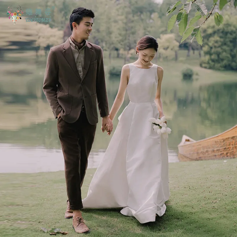 새로운 한국 스타일 미니멀리스트 백리스 트레일링 웨딩 드레스 야외 결혼식 및 커플 사진 촬영에 적합