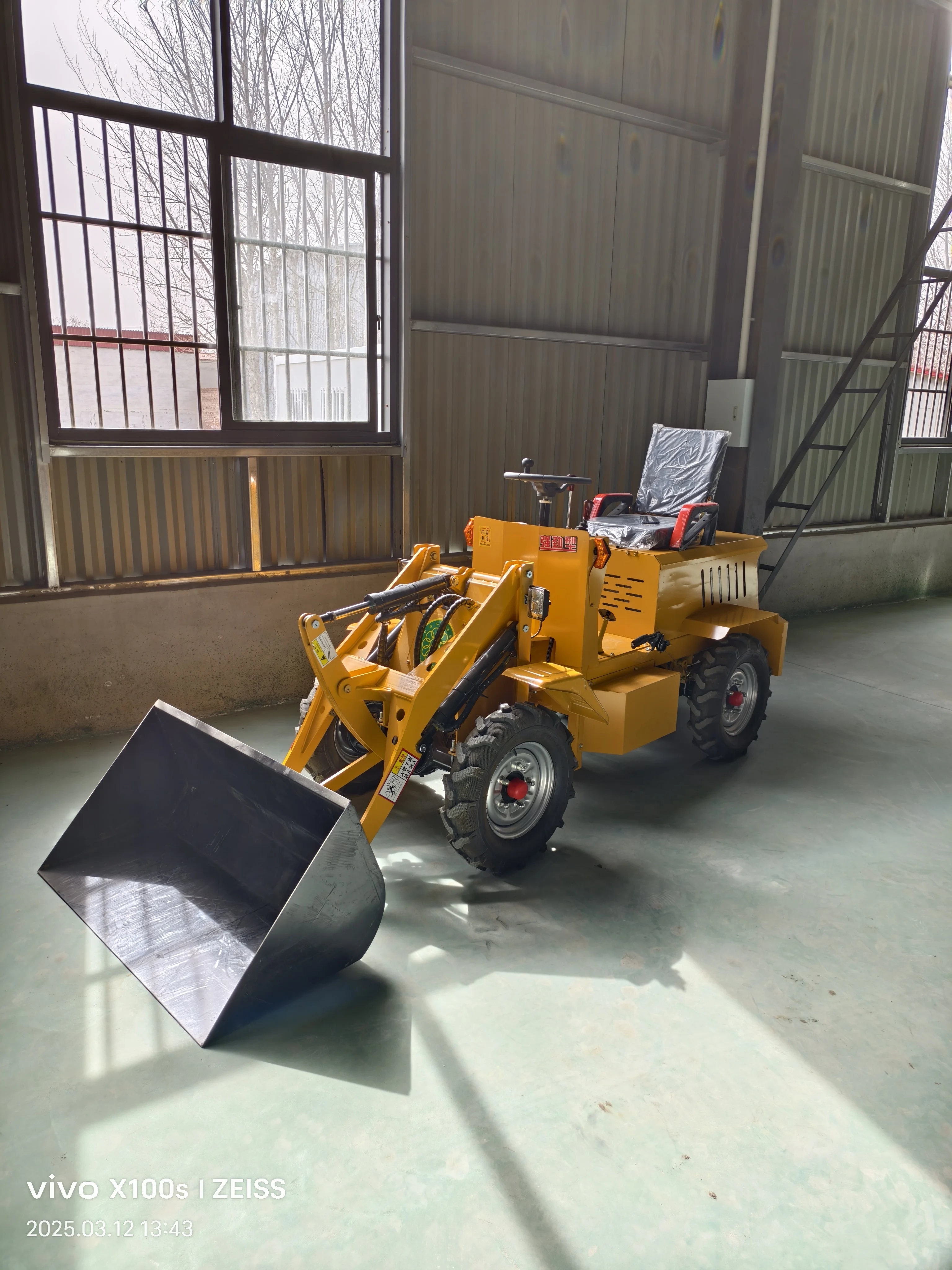 Electric Telescopic Loader For  CE Mini Front End 4x4 300KG Capacity Small All Terrain Mini Front End Loader Sale