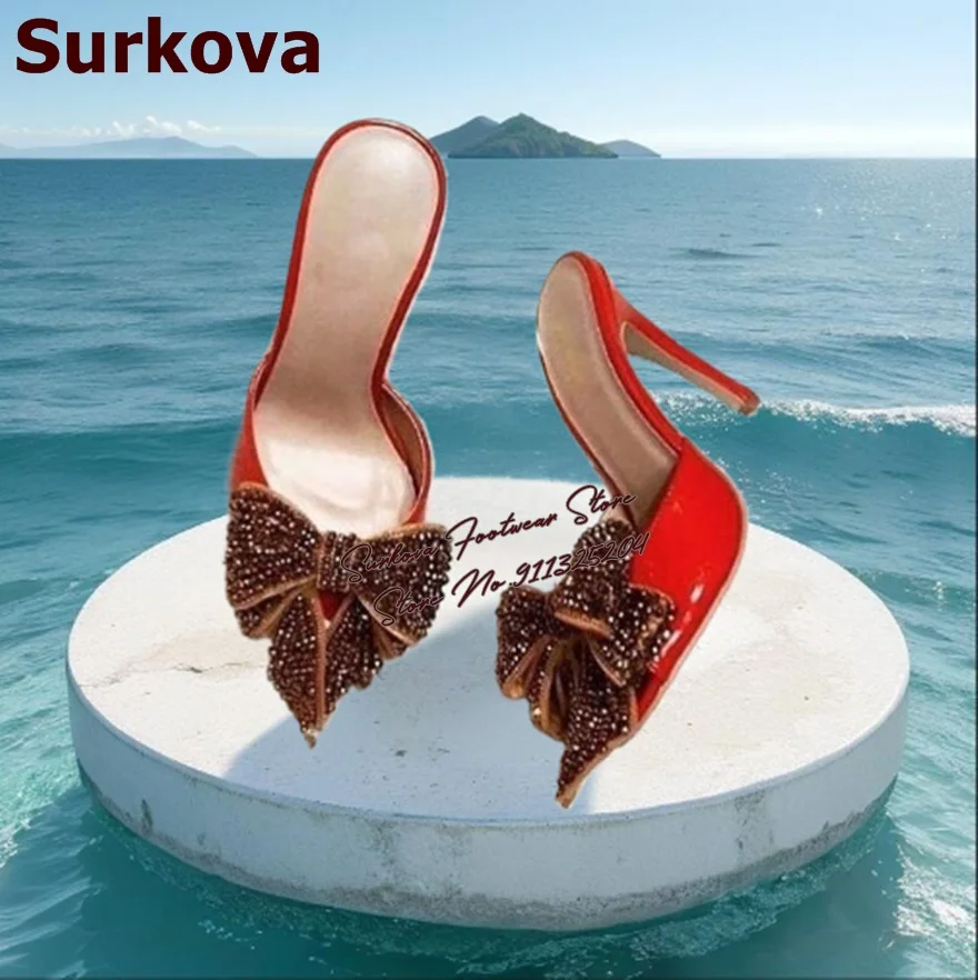 

Surkova Bling Bling Кристалл Мюли на высоком каблуке с узлом-бабочкой Красные современные тапочки из лакированной кожи Сандалии без шнуровки со стразами и бантом