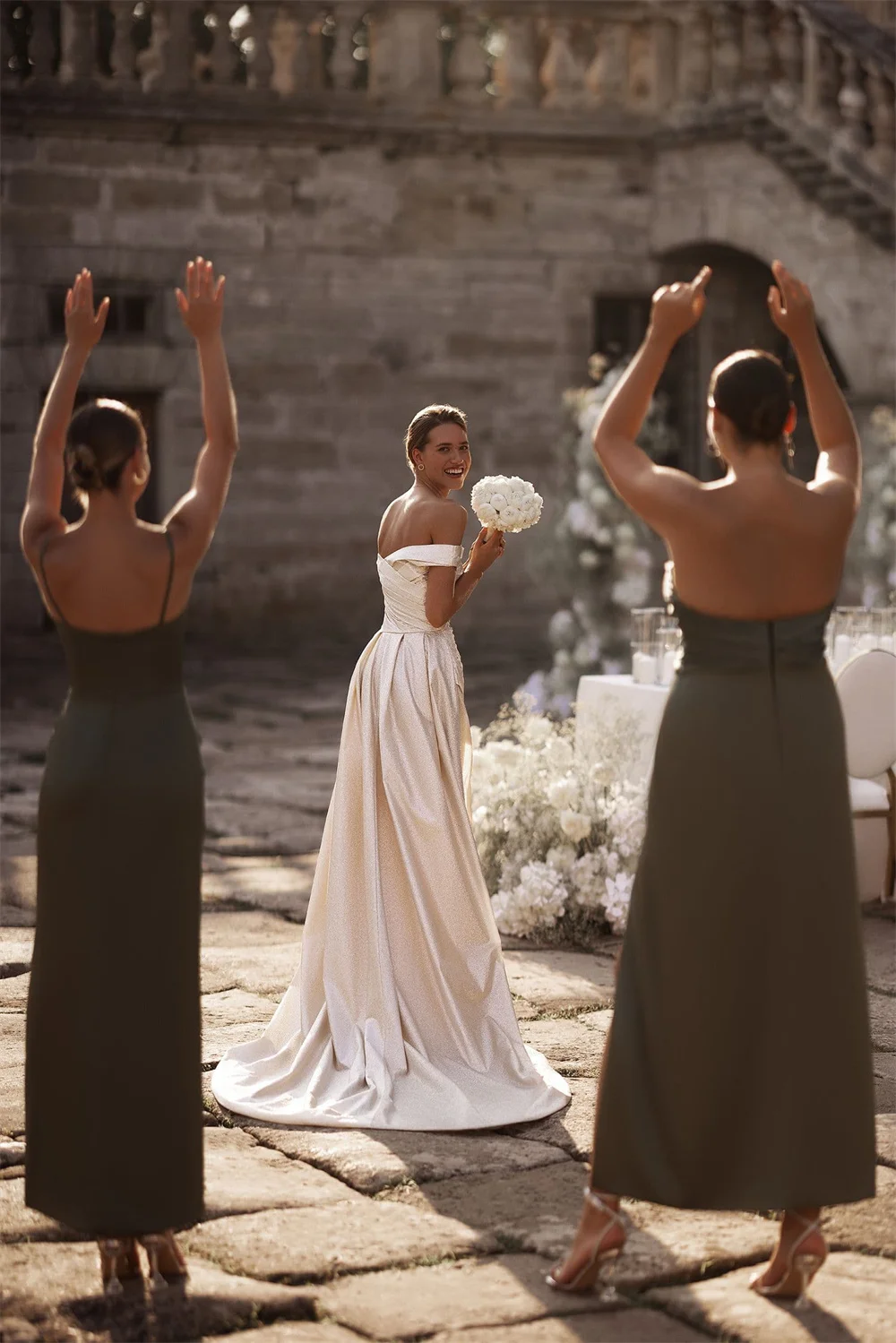 طوكيو مخصص الأبيض قبالة الكتف فساتين الزفاف بلا أكمام ألف خط قطار المحكمة أثواب الزفاف الجانب السامي سبليت فساتين الزفاف