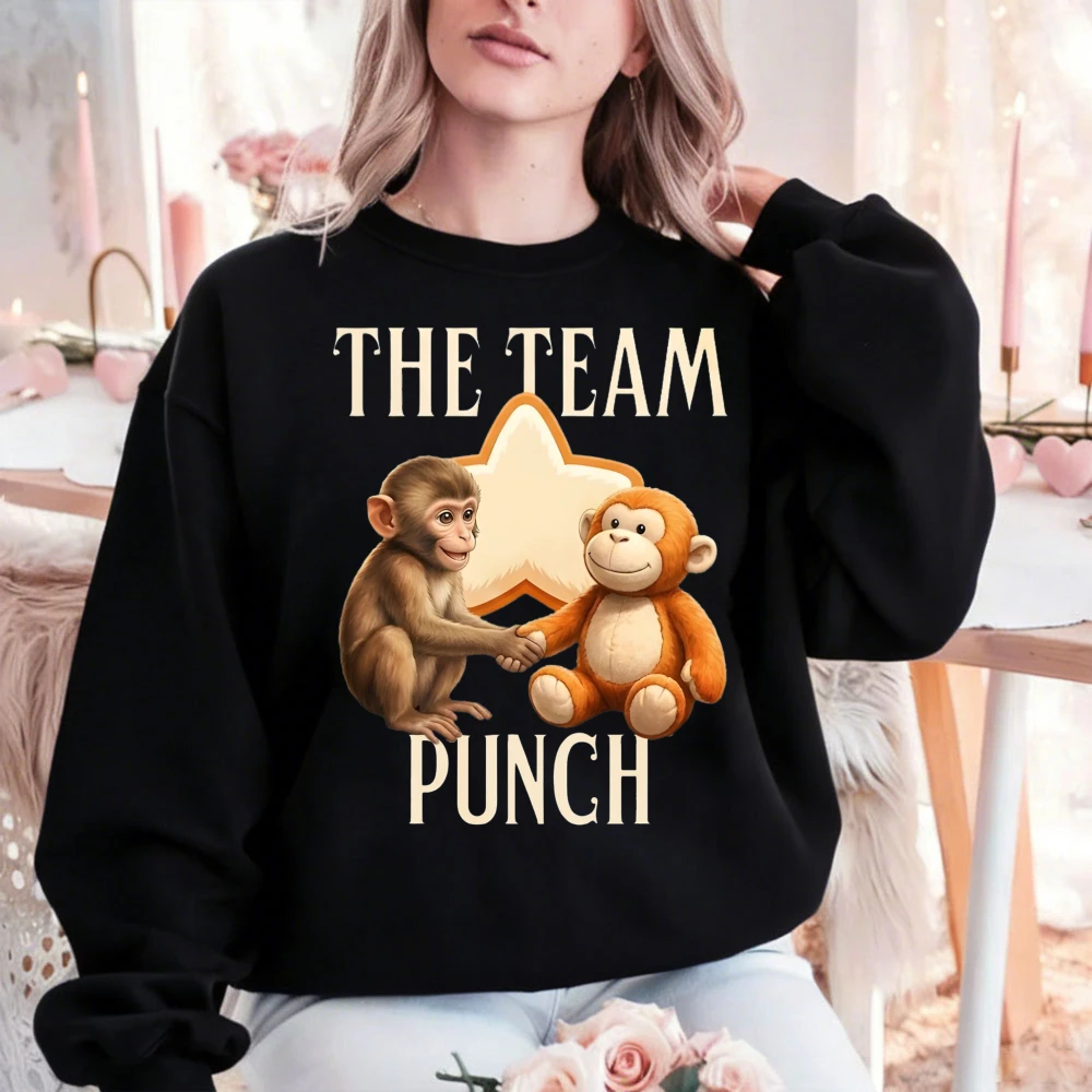 

Свитшот с графическим принтом Team Punch Monkey: милый пуловер с обнимающимися обезьянами, юмористический подарок для любителей животных, для всех.