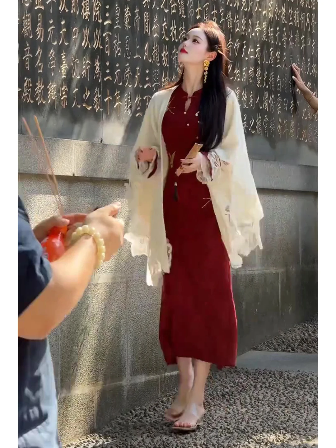 新しい中国風の刺繍蝶柄レッド袍女性の秋の新しいレトロスタイルボタン付きバックダークパターン花柄ドレス