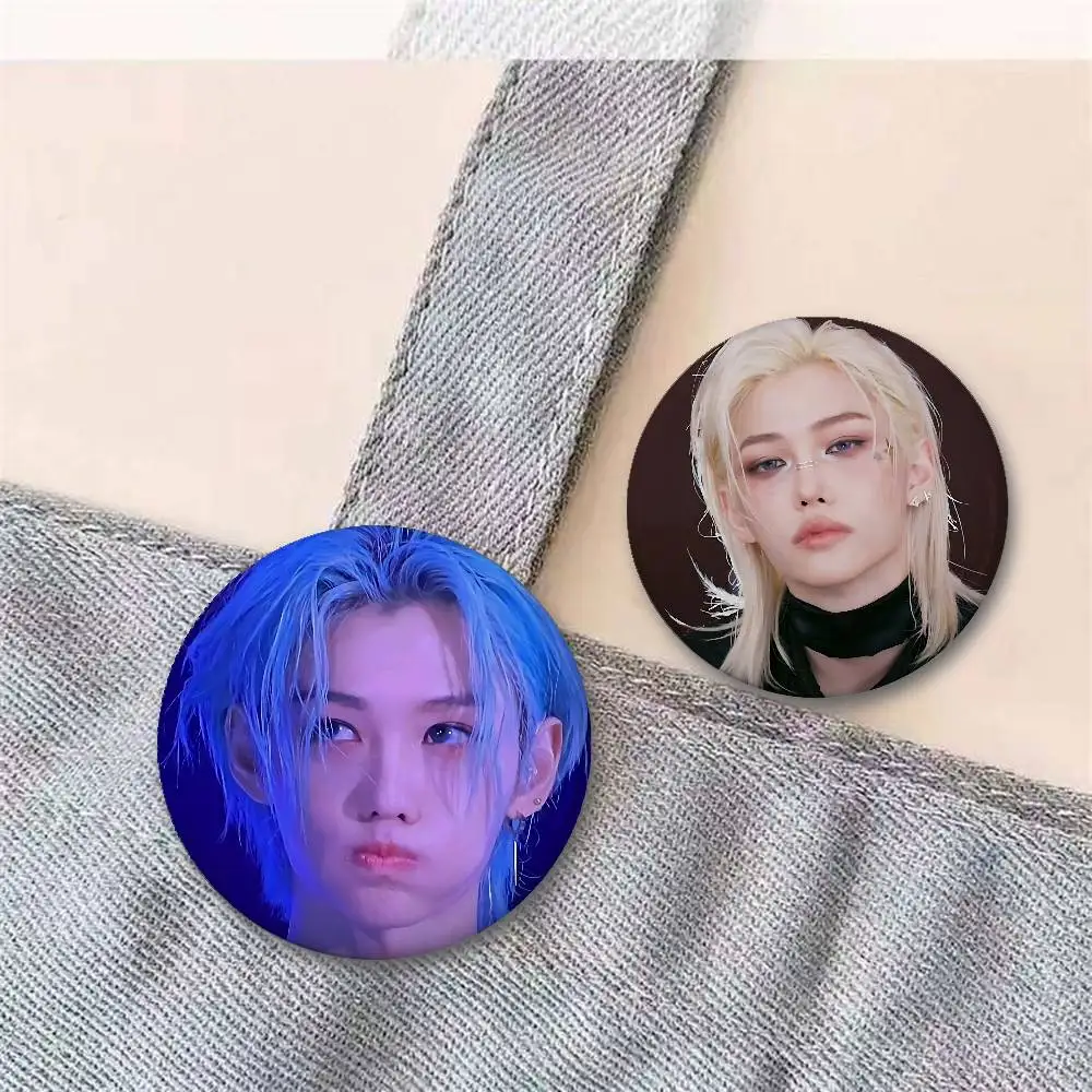 الكورية الذكور المعبود F-FelixS شارات زر PinsBrooch الإبداعية مضحك يقتبس شارة الملابس على ظهره مجوهرات هدية للأطفال الأصدقاء