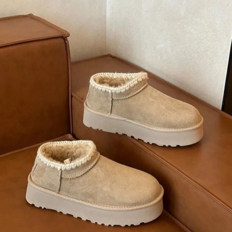 Winter classic warm-up snow boots. Short outdoor plush anti-slip ankle boots. Women's cotton shoes. Available in three colors.