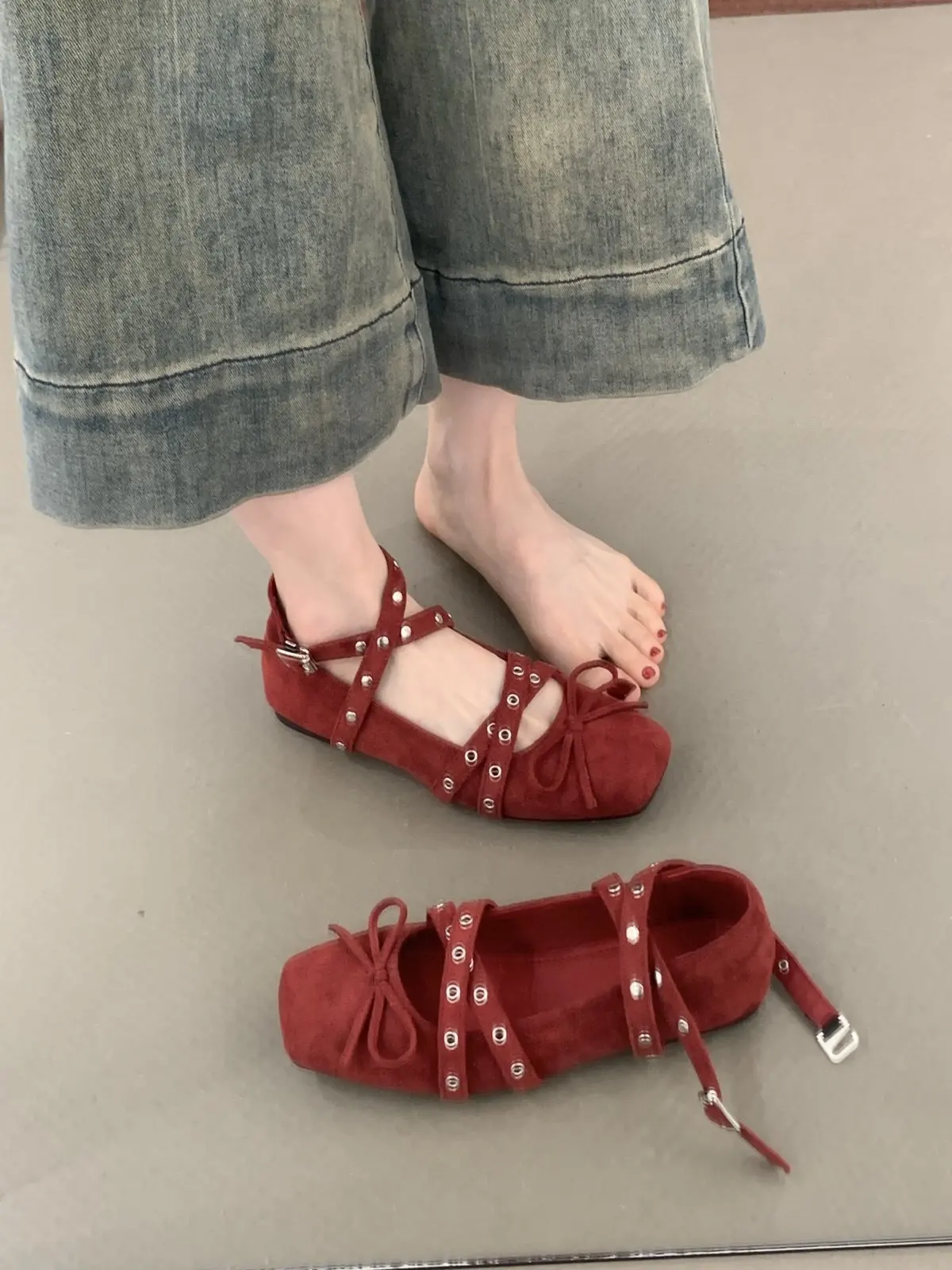 

Балетки IPPEUM красные женские 2026: Новая модная модель с круглым носком и ремешком на пряжке, туфли Мэри Джейн