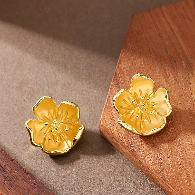 Fashionable temperament, simple three-dimensional pleated flower stamens, light luxury high-end earrings, holiday style earrings
