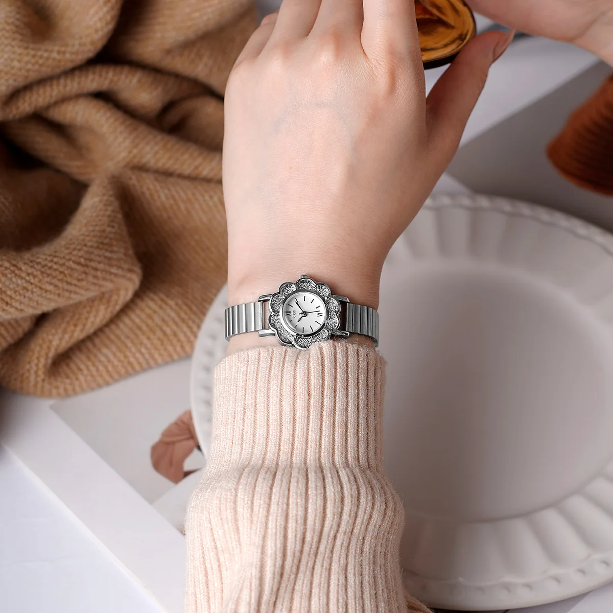 UTHAI 61043 CQ497 Fashionable and stylish retro women's watch petal bamboo strap waterproof quartz watch exquisite clock gift
