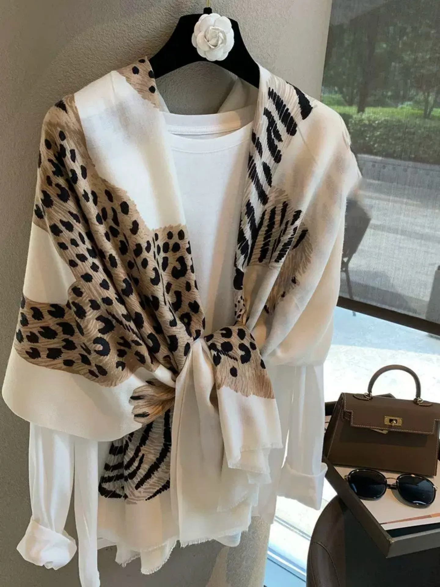 elegante-sciarpa-in-seta-a-doppio-strato-e-con-motivo-decorativo-su-entrambi-i-lati-versatile-ideale-per-il-collo-in-stile-coreano-lunga-e-rettangolare