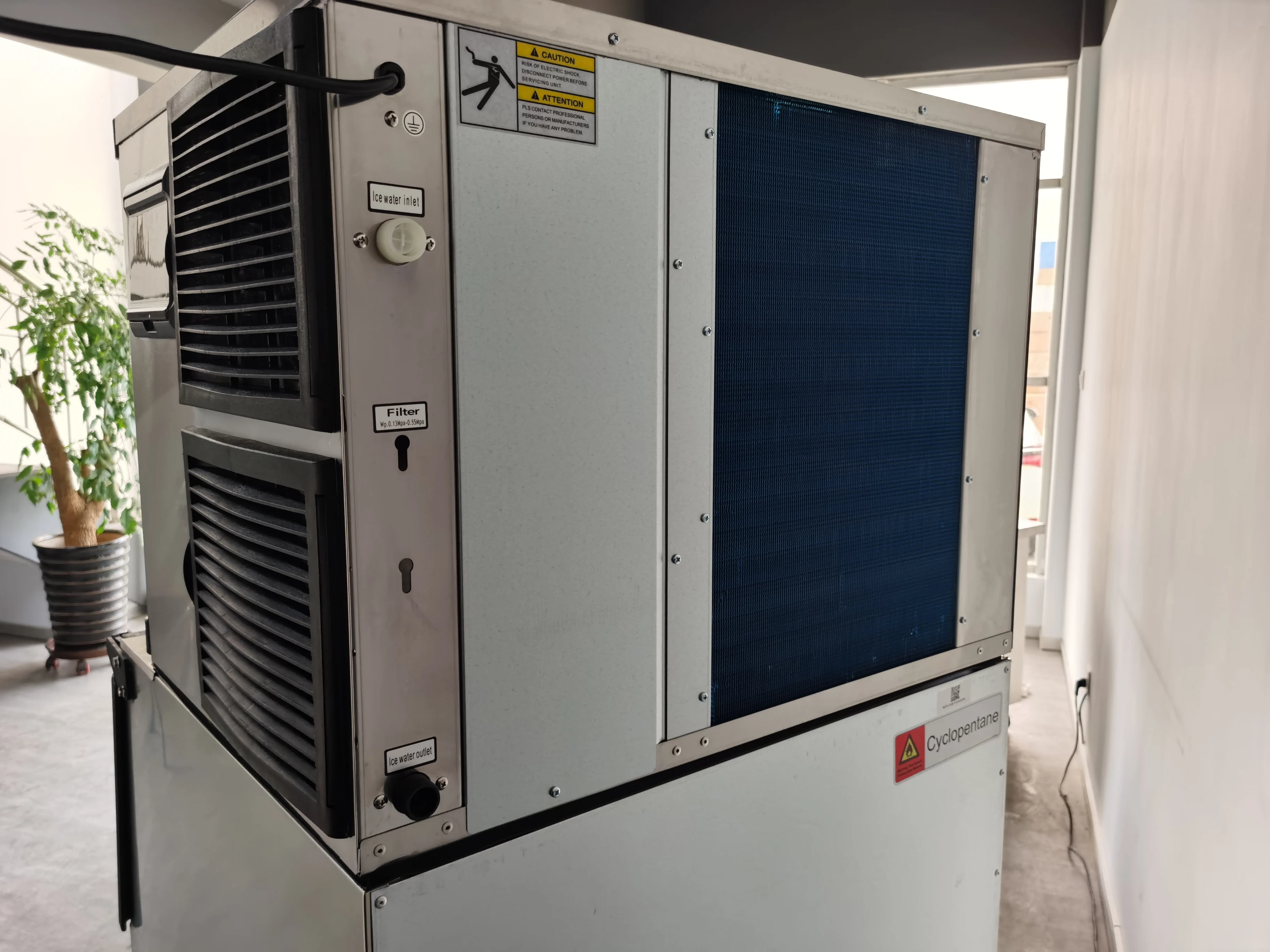 الفولاذ المقاوم للصدأ التلقائي تدفق المياه مبرد الهواء التجارية كريستال كتلة آيس كيوب صانع آلة السعر مع صندوق تخزين الجليد