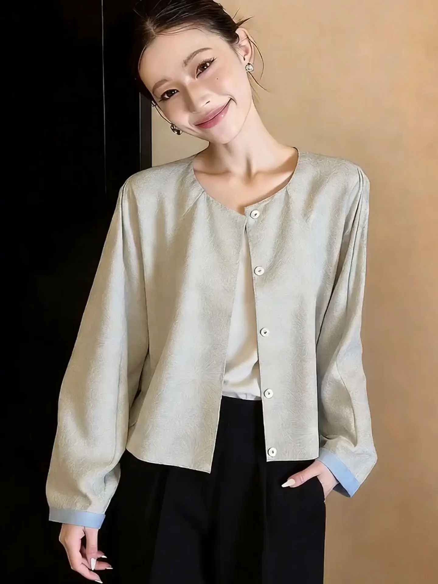 

Элегантная рубашка с длинным рукавом в европейском стиле, свободного кроя, модная, с изысканным дизайном, корейский стиль, прямой крой, для повседневной носки.