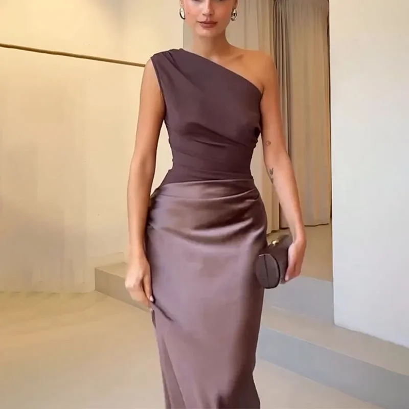 セクシーなワンショルダーエレガントなスプライシングロングドレスレディーススキュー襟中空自由奔放に生きるドレス春夏背中の開いたノースリーブパーティードレス