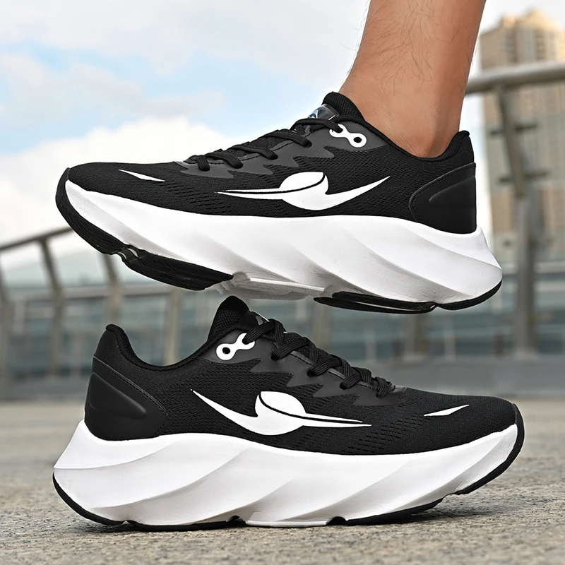 

The new soft-soled carbon plate casual running shoes for teenagers are lightweight and versatile suitable for both men and women