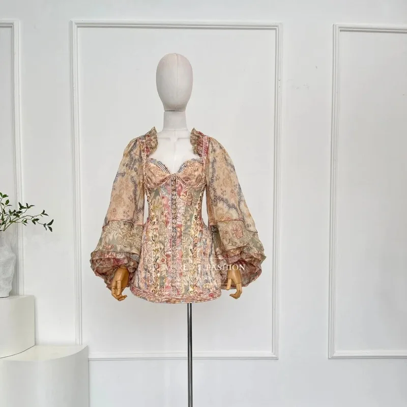 فستان نسائي لخريف 2026 جديد عالي الجودة مزين بالزهور والوردي والبني مطبوع عليه زهور وأكمام طويلة فساتين قصيرة بدون ظهر