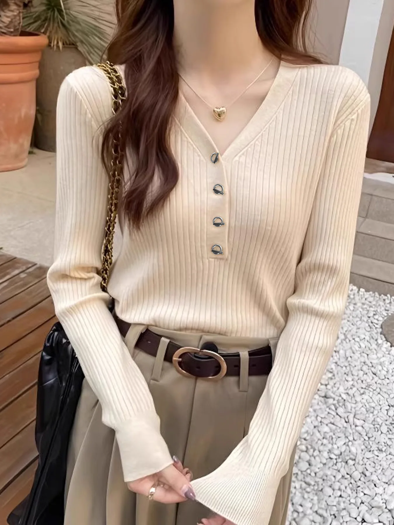Haut en tricot côtelé à boutons et col en v pour femme, nouveau style doux, beige, couche de base à manches longues, coupe ajustée et flatteuse, automne.