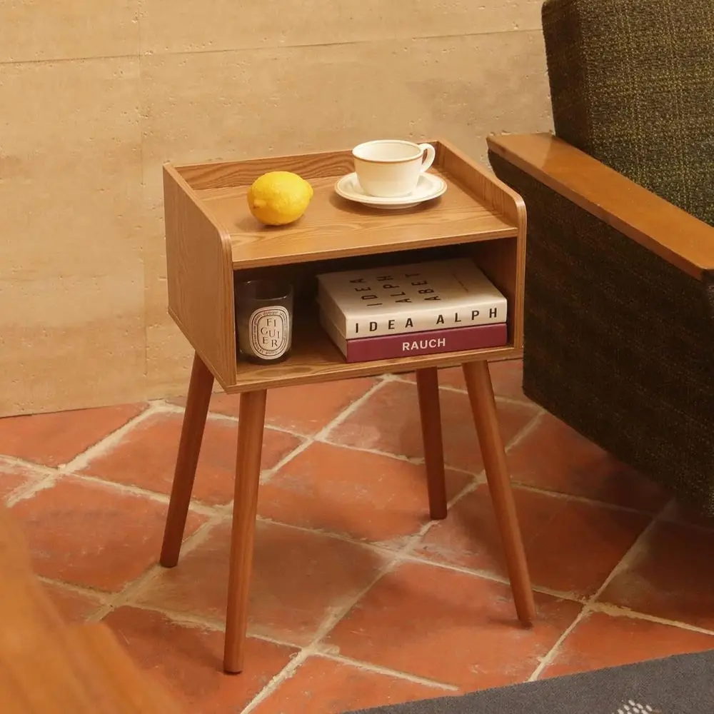 Пара современных прикроватных тумбочек середины века с местом для хранения вещей, ножками из цельного дерева, подходящим для спальни, гостиной и небольших помещений.