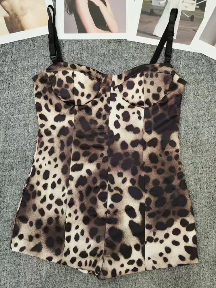 Costume da bagno intero con coppa superiore a tubo con cinturino leopardato sexy retrò 2025 estate nuovo temperamento sottile senza schienale Joker top intero femminile.