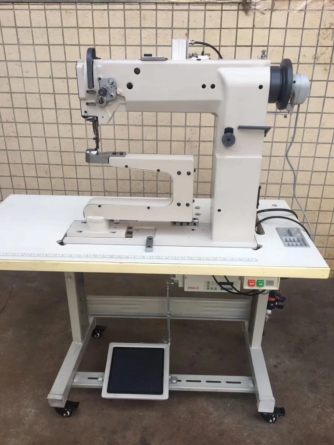 QS-810-3600 360 degree single  arm rotary post bed  big hook heavy duty triple feed lockstitch industrial sewing machine