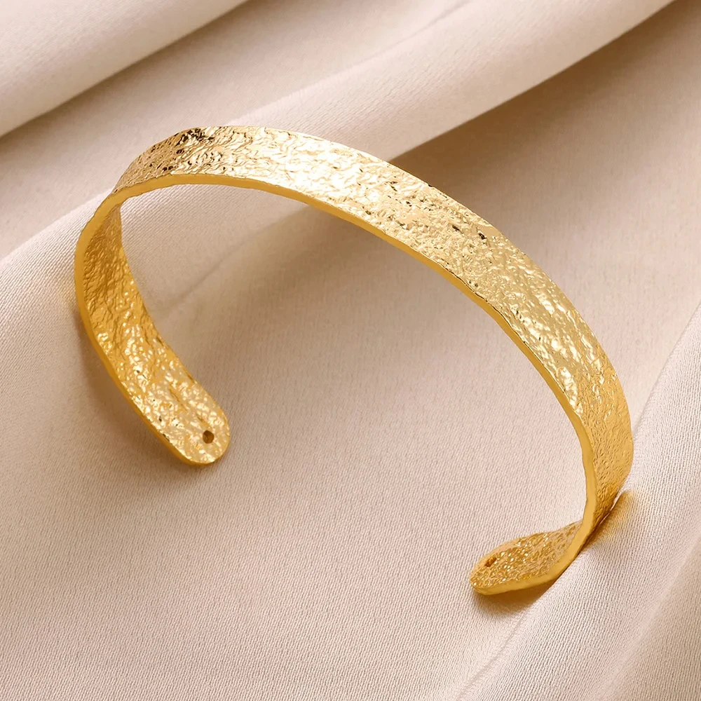 Prachtige klassieke bump patroon opening armbanden armband voor vrouwen manchet armband goud kleur roestvrij staal hand ornament cadeau