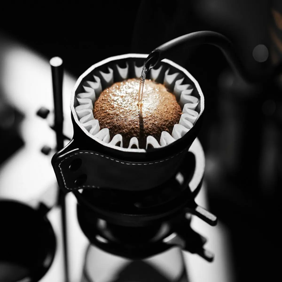 

Meteorite Dripper Aluminum Pour over Coffee Maker Coffee Dripper for 1-2 Cups Leather Cover Fit Cake Filter Paper