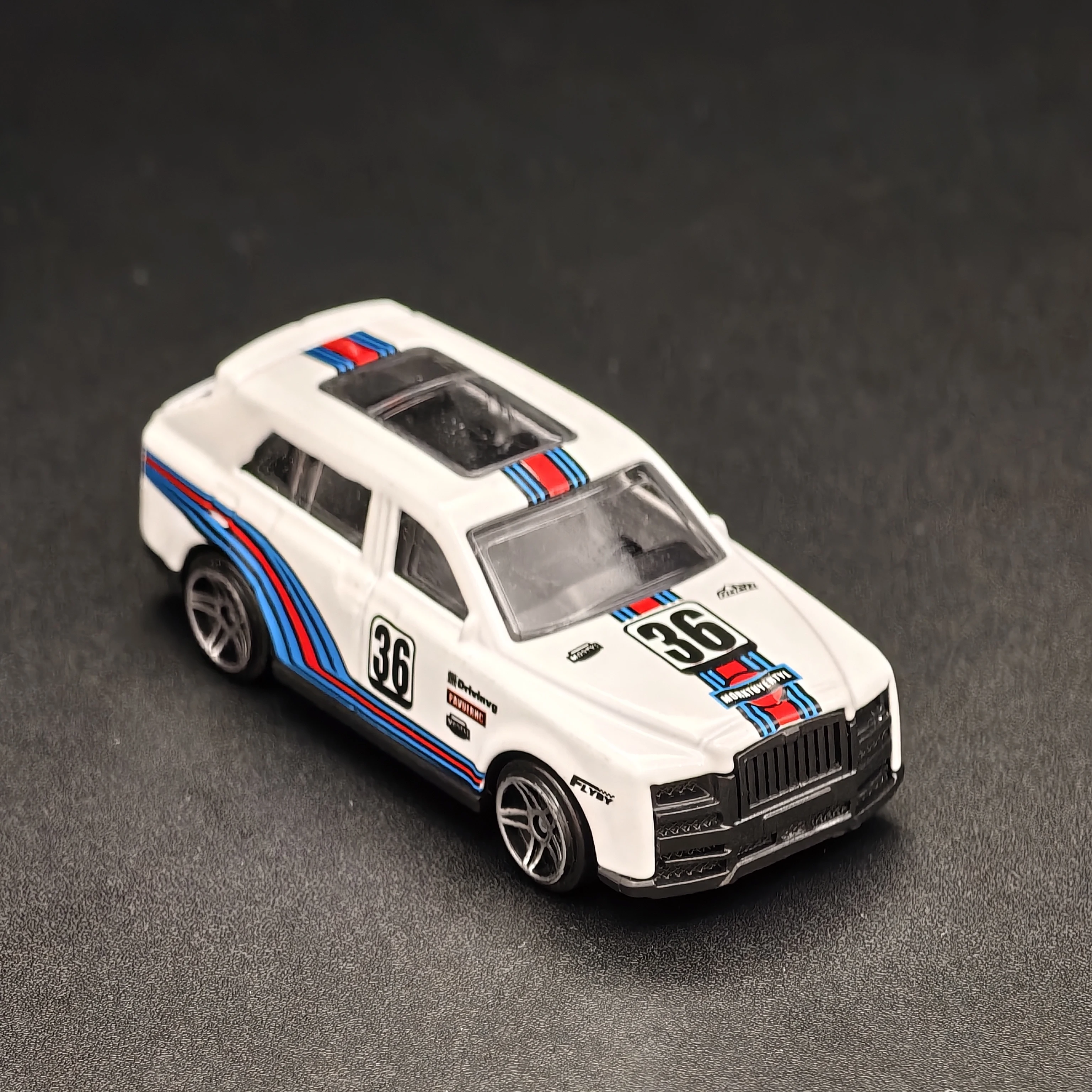 1/64 Collectible Diecast SUV Realistic Simulation Off-Road Vehicle Hobby Toy for Boys Room Decor Desktop Display Collection Gift