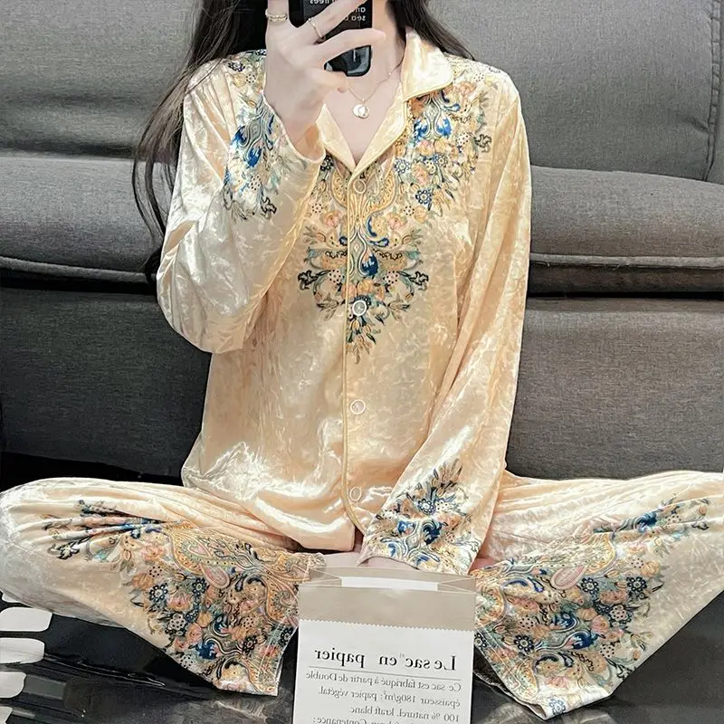 Autumn and winter Canary velvet Pajamas female printing streak letter Light luxury Fine gold diamond velvet A loungewear set