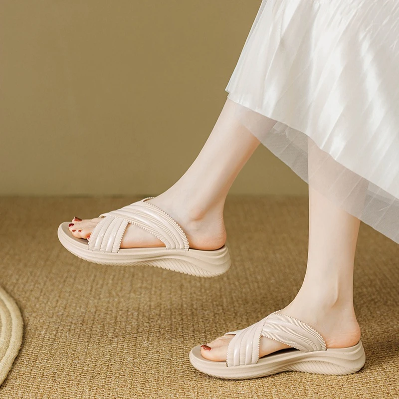 New cross slippers for women in summer, worn by the seaside in a straight line, with a cool mop and thick sole for casual women