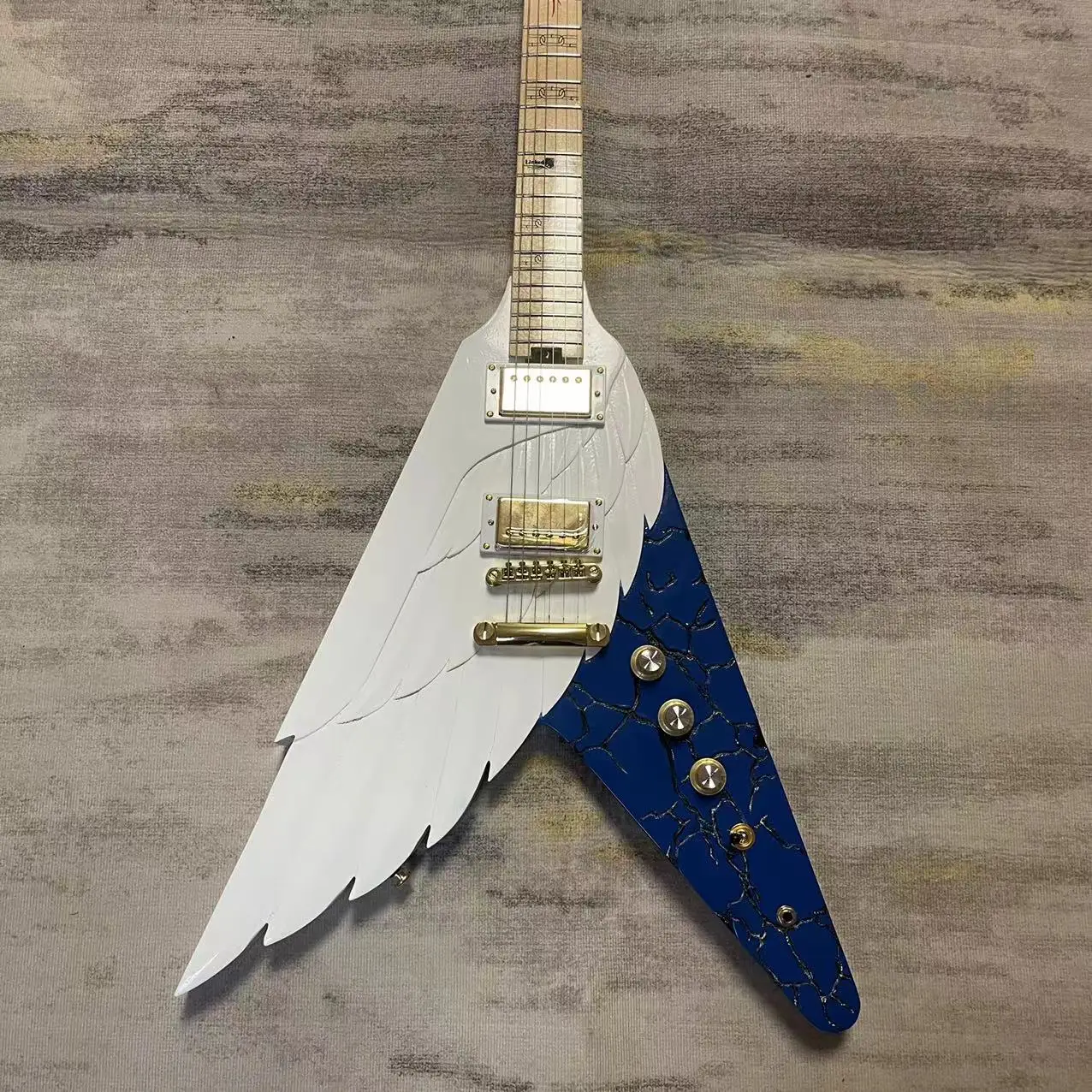 

In stock carved version of the Freedom Wing electric guitar, white body, gold accessories, factory real photos, can be shipped u