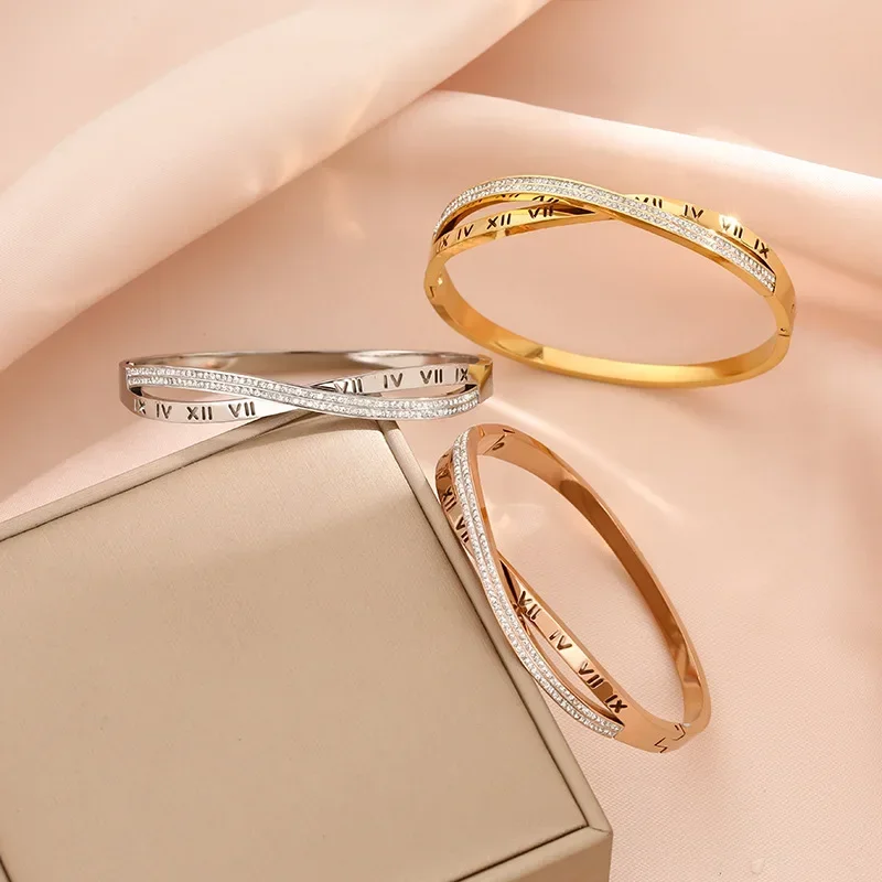 نفس سوار الصليب الماسي المائي وسوار الصليب الروماني كآثار الموضة النسائية الشهيرة