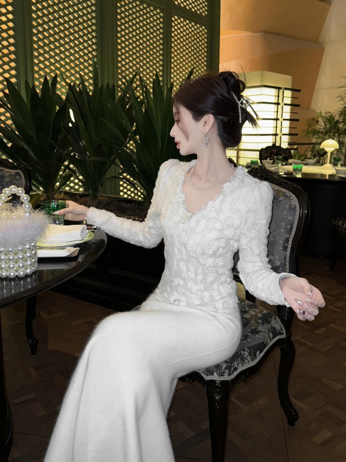 

Топ Yuxiao Xiao с цветочным кружевом, ажурными вставками, декоративными 3D-цветами, хлопковый, с длинным рукавом, V-образным вырезом, стандартный крой, однотонный