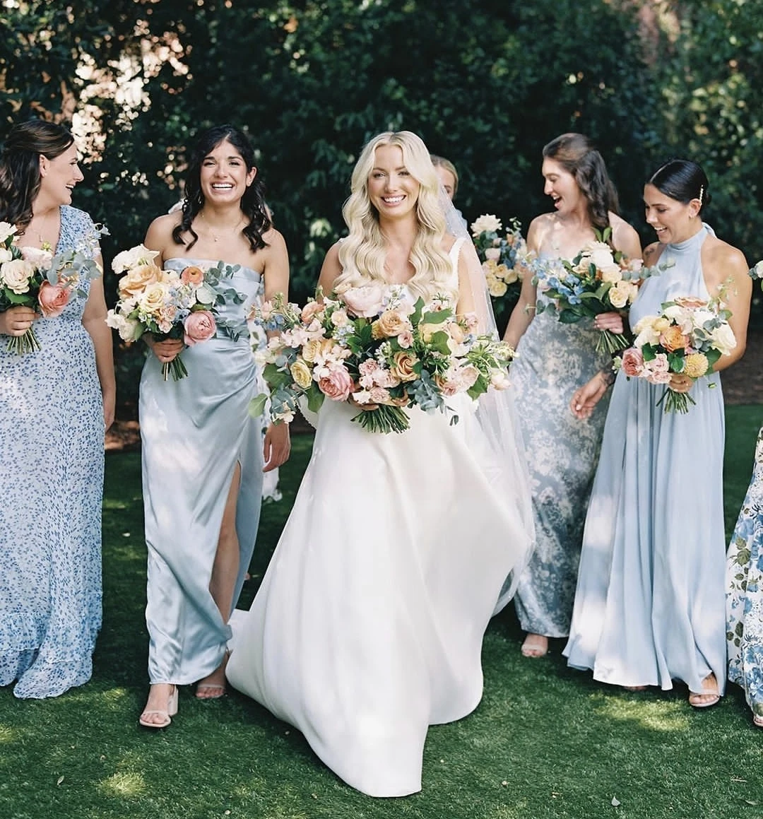 シビルサテンウェディングドレス スクエアカラー バックレス ボタンバック ノースリーブ 女性用 カスタマイズ可能 メジャーメイド ローブ・デ・マリー 素敵な