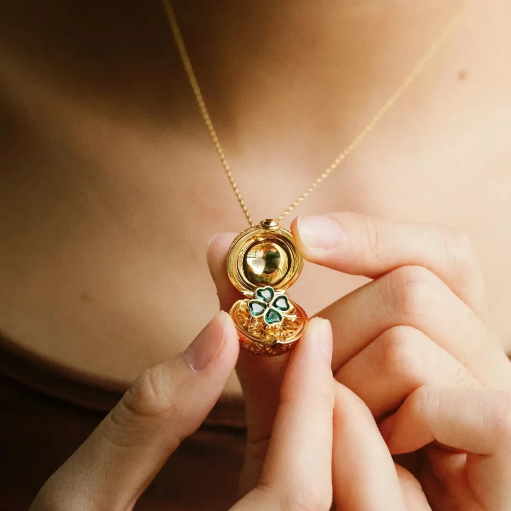 

Fashionable retro style clover heart frog opening and closing circular women's necklace trend 2025