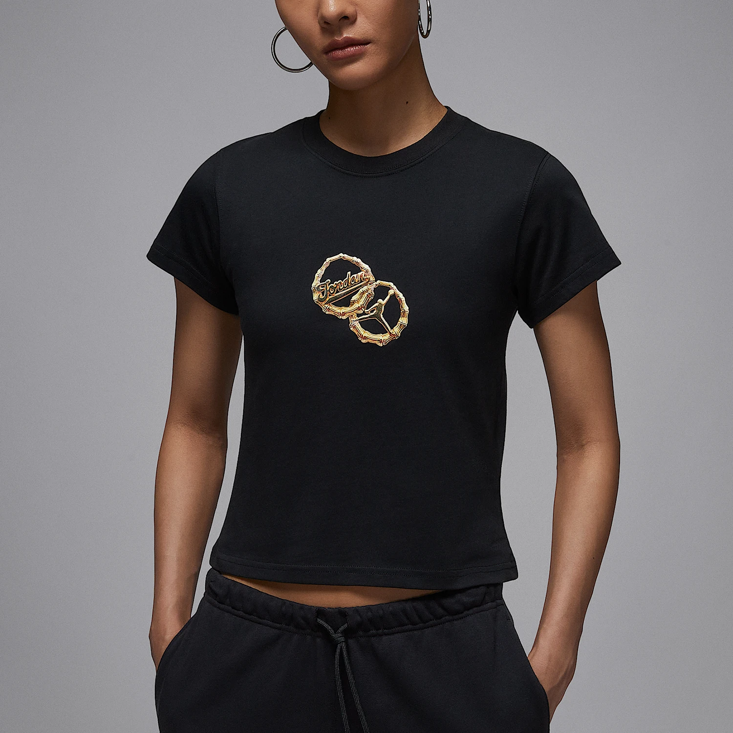 

Оригинальная женская футболка Nike JORDAN Slim Fit с круглым вырезом и графическим принтом IH2386-010
