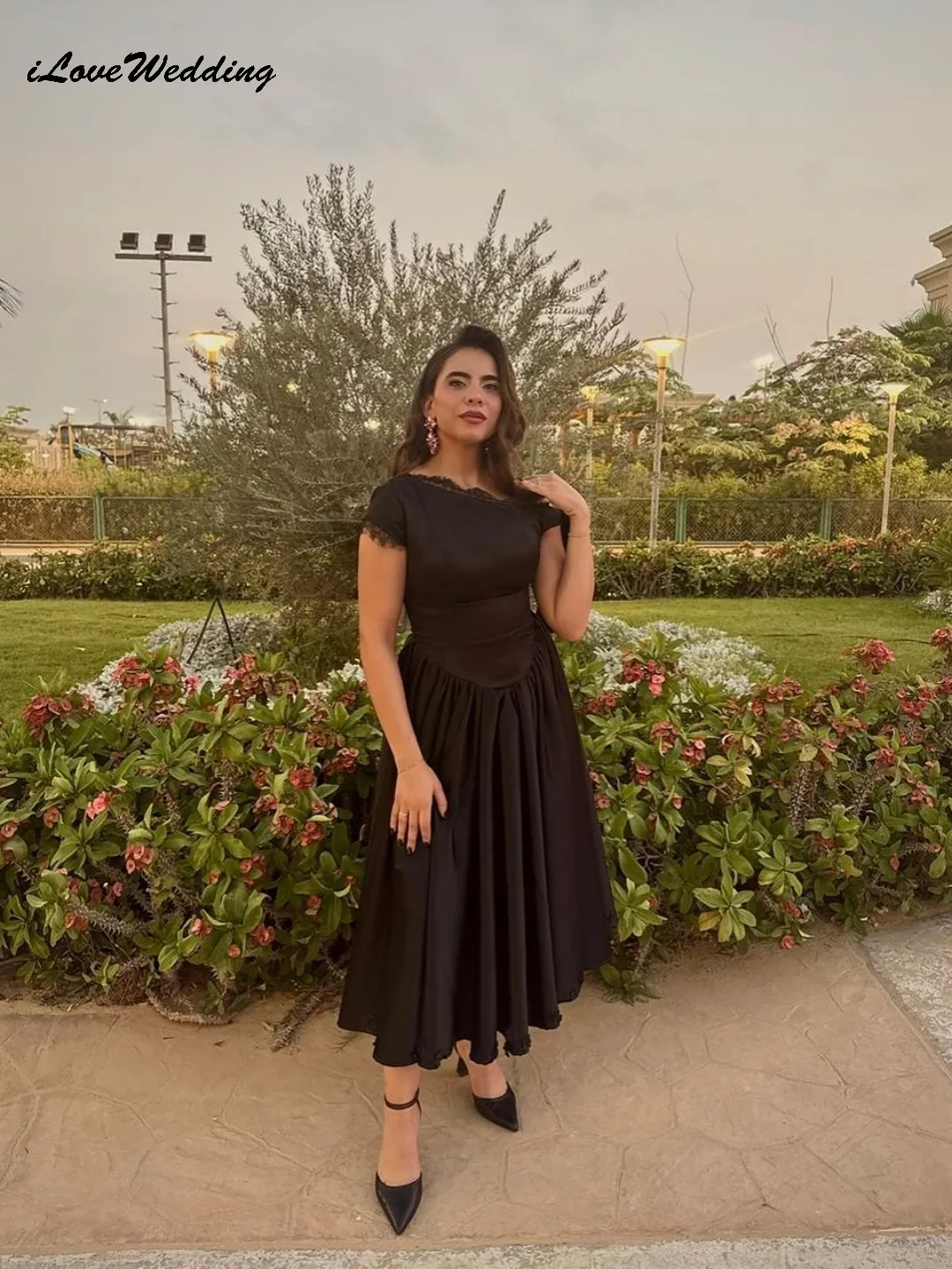 Abiti da ballo eleganti personalizzati in pizzo nero 2025 Abito da cerimonia nuziale a trapezio in raso per le donne Abiti formali pieghettati lunghi fino al tè