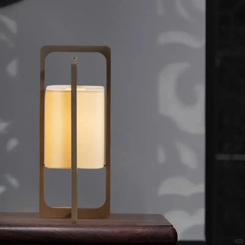 

Wholesale Antique Cloth Art Wood Table Lamp High-End Hotel Bedroom Bedside Lamp Living Room Villa Decoration Desk Lamp