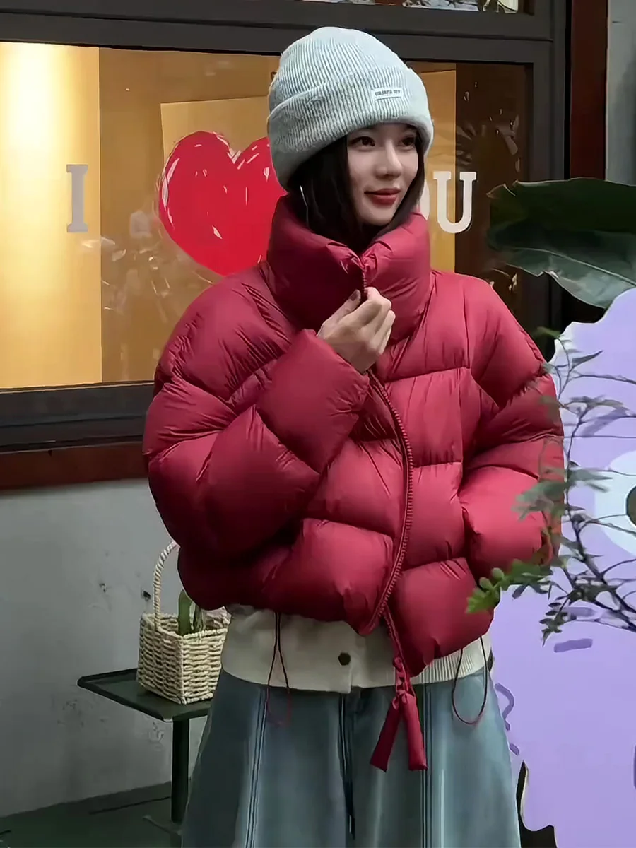 

Женская короткая красная пуховая куртка 2026 года, новая зимняя модель с воротником-стойкой, наполнителем из 90% белого пуха, теплая верхняя одежда свободного кроя для повседневной носки