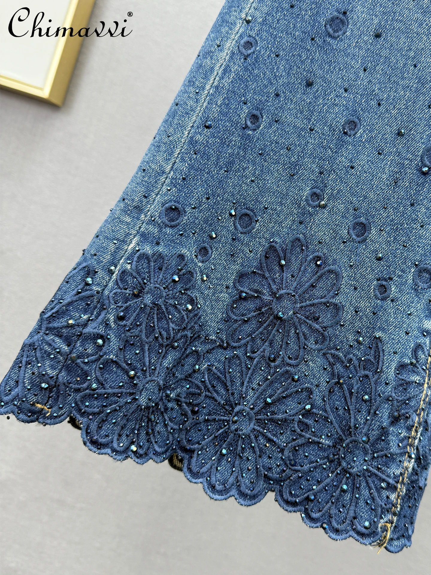 여성 플레어 진 2025 가을 신상 패션 탄성 하이웨이스트 슬림핏 레트로 자수 우아한 라인스톤 나인포인트 팬츠