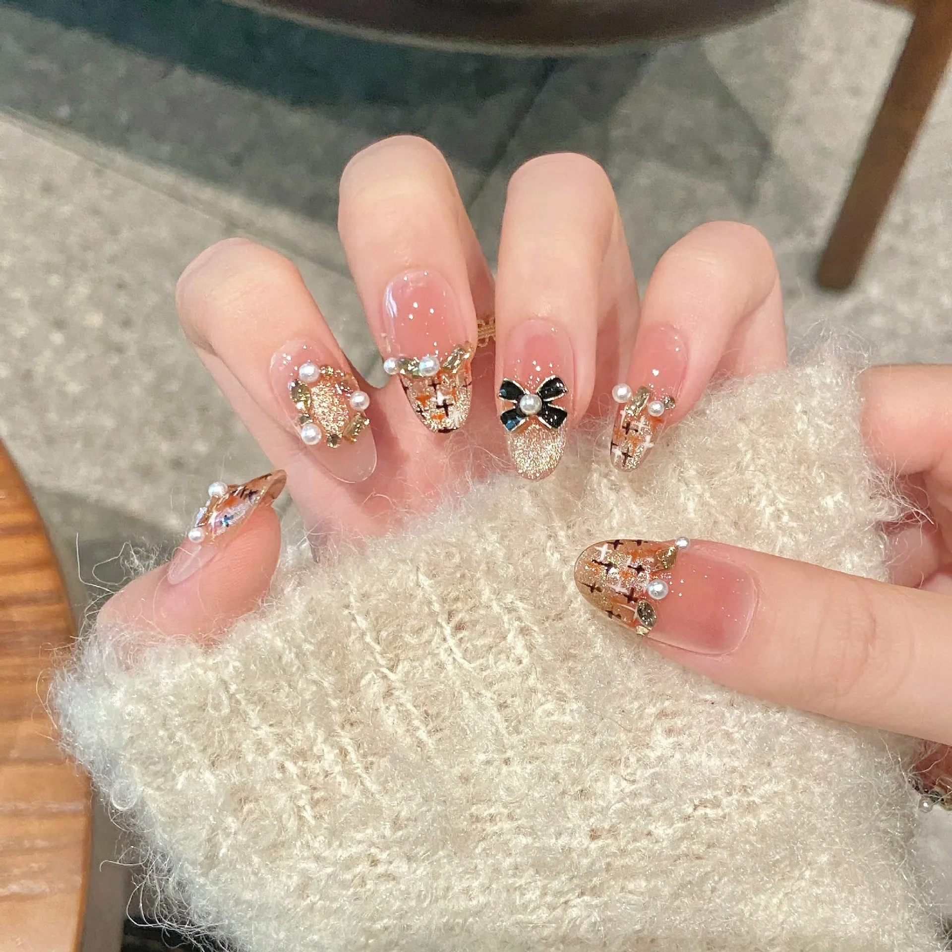 10 pezzi di punte per unghie francesi glitter caramello fatte a mano eleganti unghie finte con decorazioni di perle e fiocchi per donne e ragazze quotidiane, nail art da indossare per feste