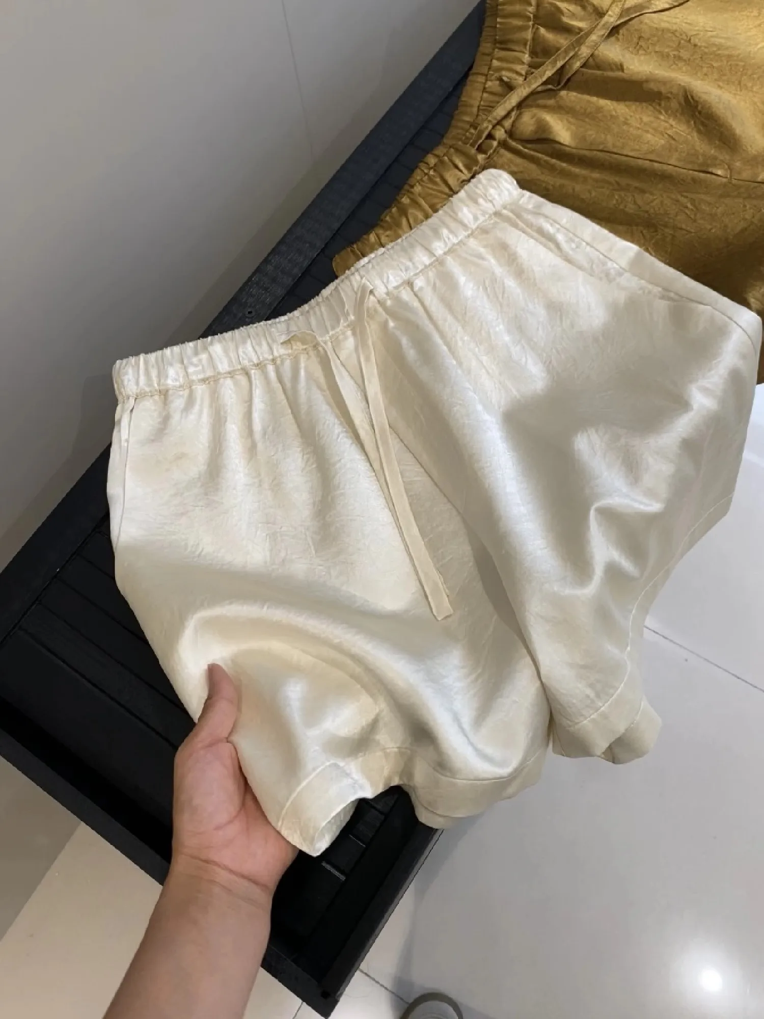 

Новые летние повседневные брюки из ацетата в корейском стиле: широкие, плиссированные, с эффектом похудения, с эластичным поясом, с богатой отделкой, А-силуэт