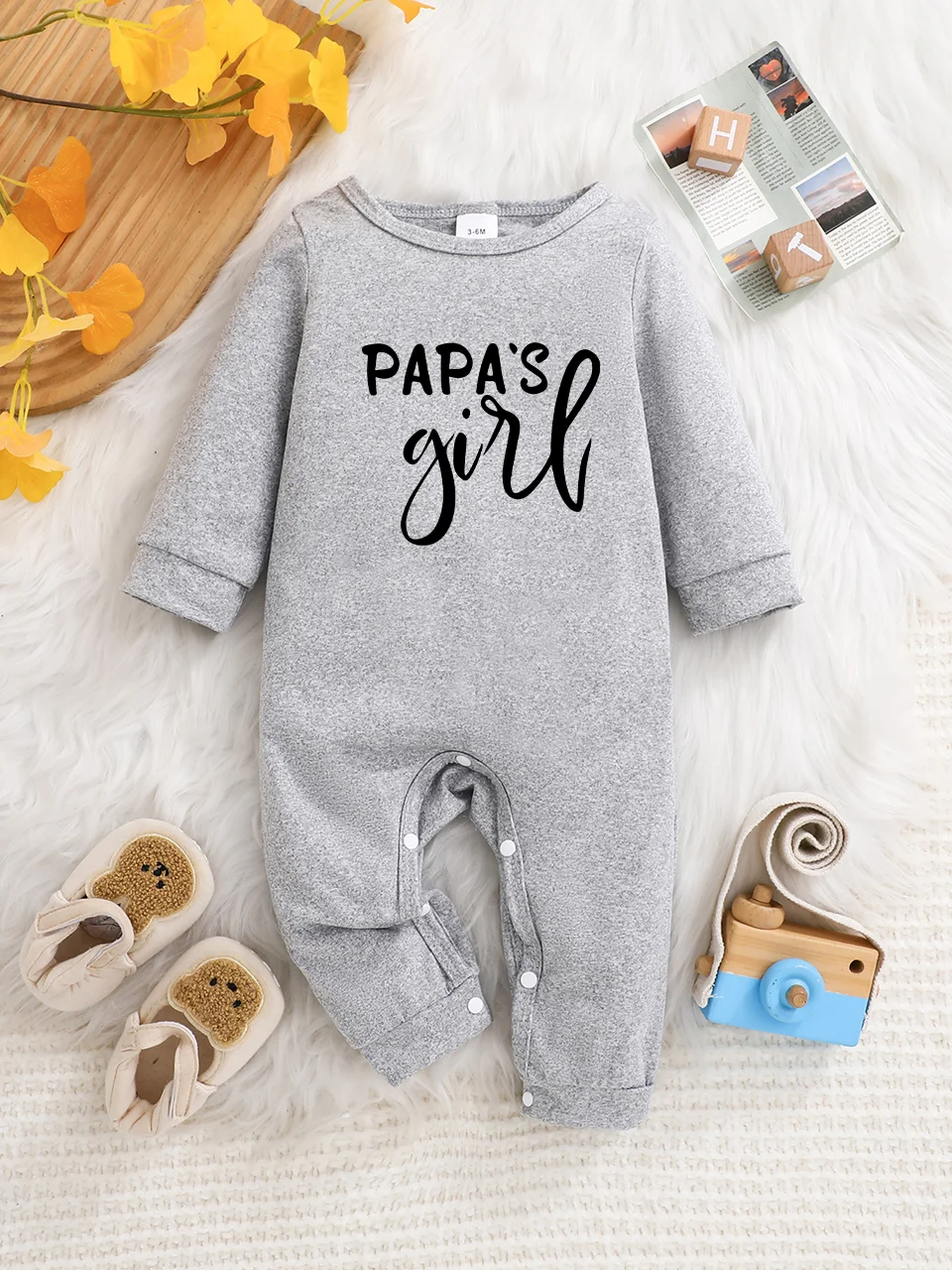 

A baby long-sleeved onesie with interesting letter prints. It features a buttoned design for easy putting on and taking off