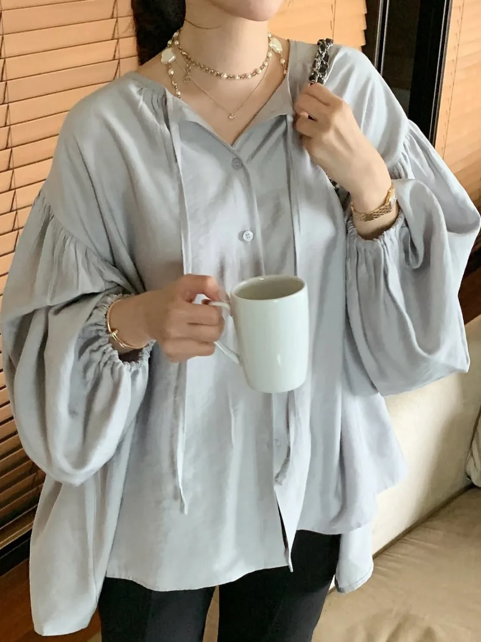 봄 신상 루즈핏 여성 랜턴 소매 블라우스 고급스러운 느낌 한국 스타일 긴 소매 얇은 원단