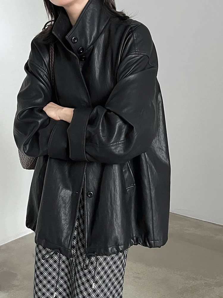 [EAM] Beige Drawstring Big Size PU Leather Jacket New Stand Collar Long Sleeve Women Coat Fashion Tide Spring Autumn 2026 1DJ949