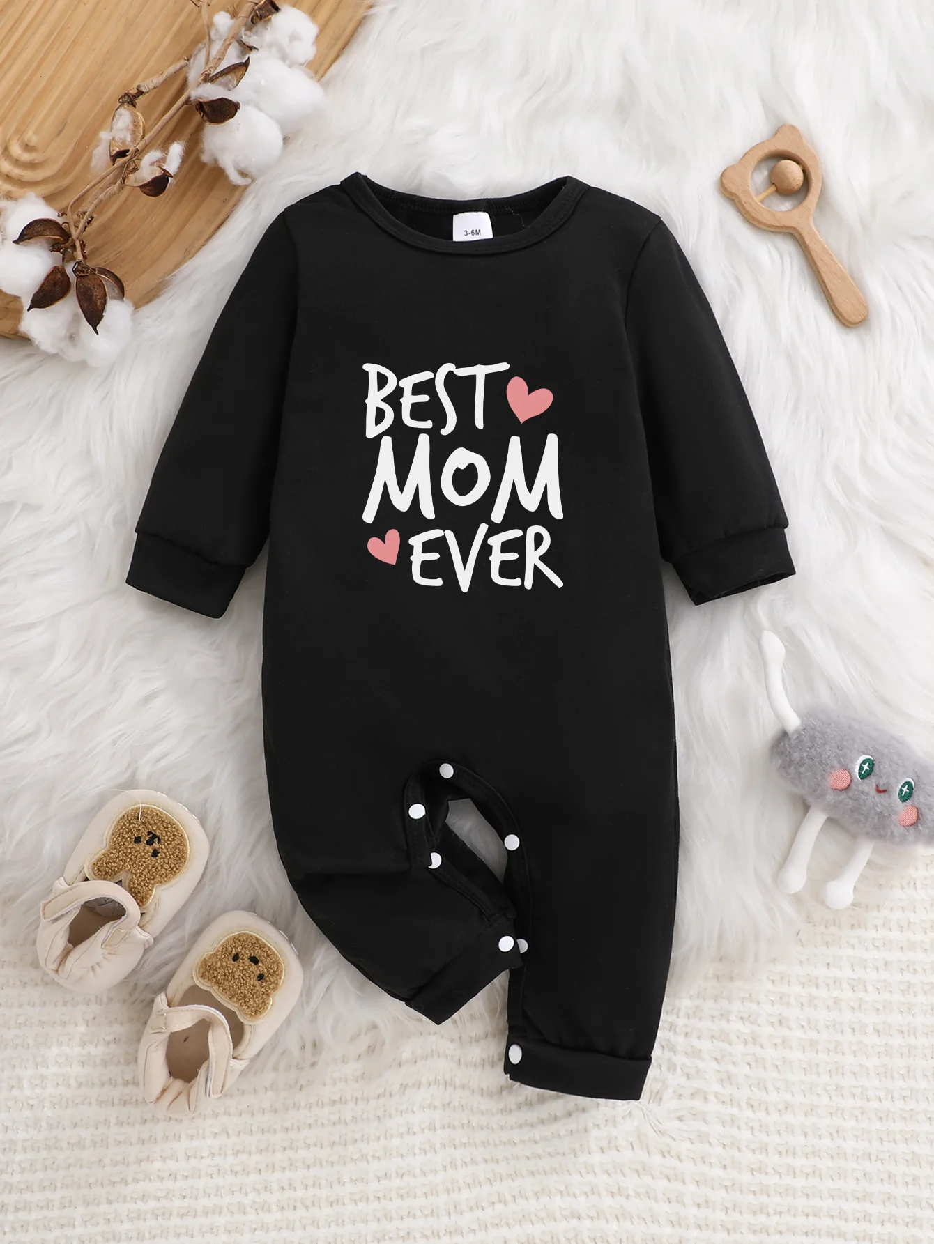 

A baby long-sleeved onesie with interesting letter prints. It features a buttoned design for easy putting on and taking off