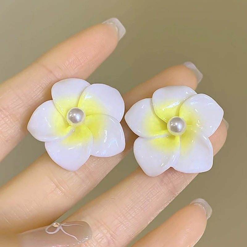 White Flower Stud Earrings for Women Light Yellow Pollen Imitation Pearl Middle Female Bohemian Sweet Floral Small Earrings new