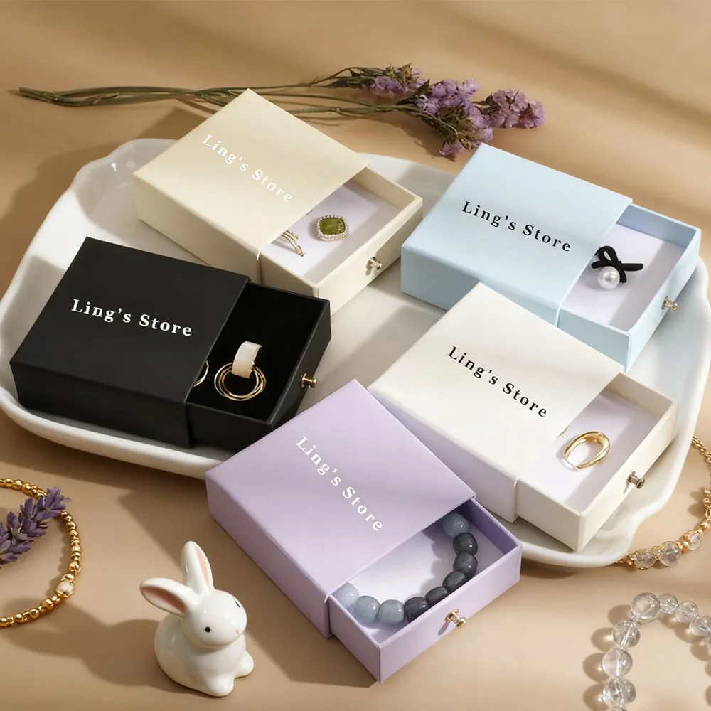 

Ящик для ювелирных изделий с логотипом 9x9x3,5 см с белой губкой и заклепками, бумажный футляр для колец, серег, шпилек, браслетов, ожерелья, органайзера