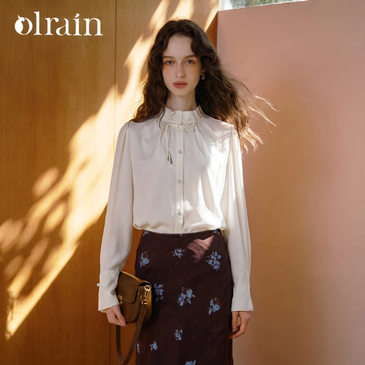 OLrain Collar Shirt Women's 2026 Autumn And Winter New Long-sleeved New Chinese Beige Dark Pattern Jacquard Pleats O58QC008613