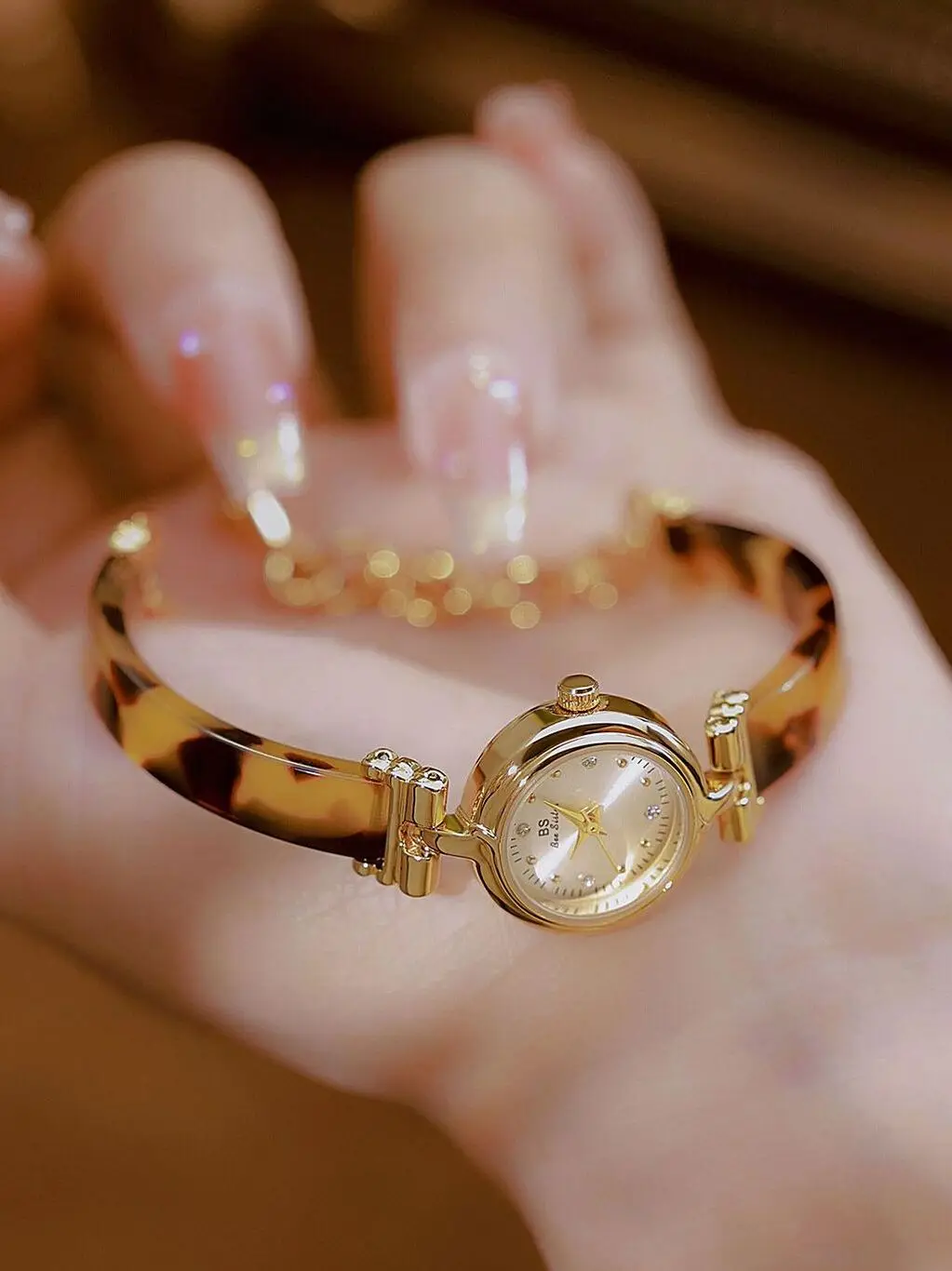 2025 nuovo orologio da donna tendenza moda piccolo orologio al quarzo leggero lusso retrò elegante orologio da donna regalo per le donne regalo femminile