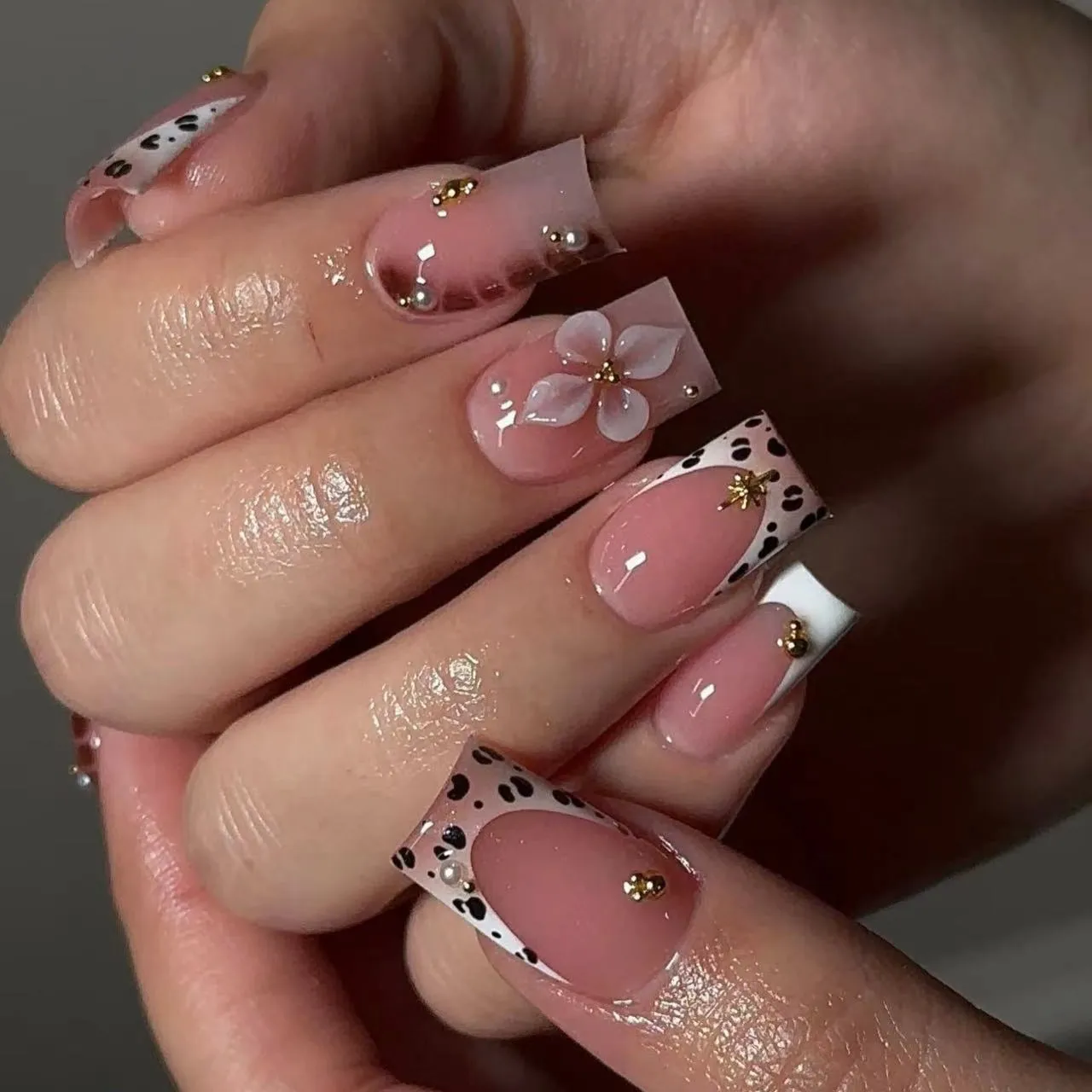 Short square fake nails for women girl fashion brown leopard print with 3D embossed flower bow frame press on acrylic false nail view 6