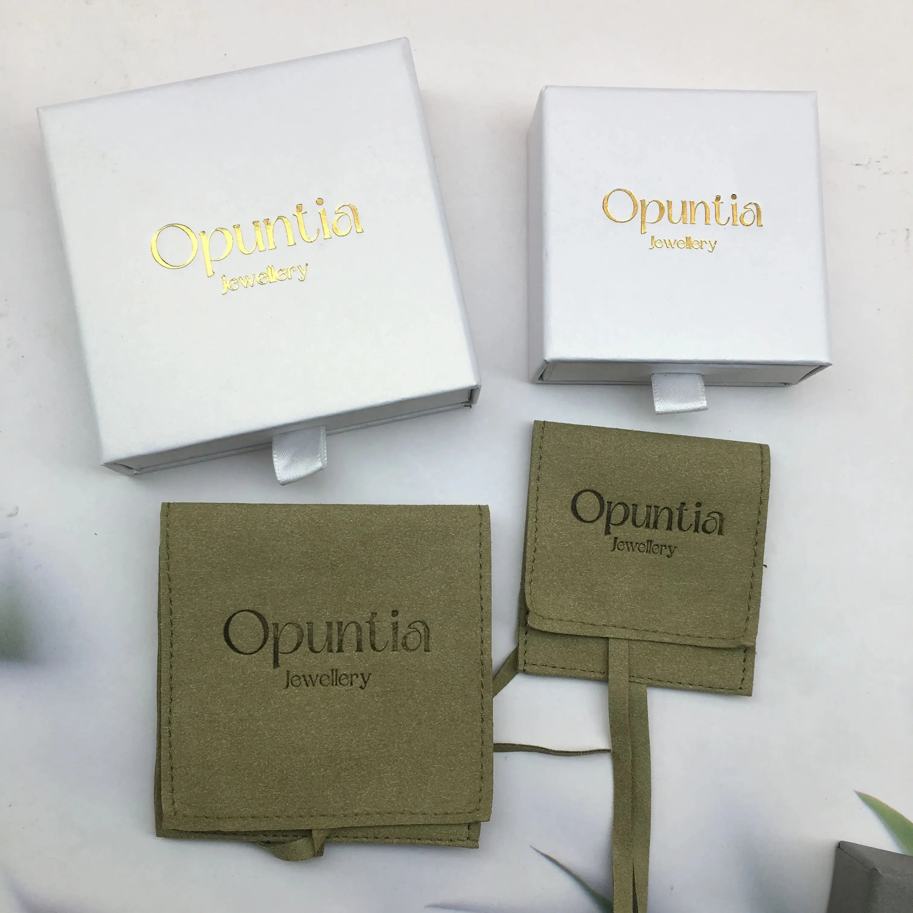 

Custom Logo 7x7x1.7cm White Drawer Jewelry Box and 6x6cm Microfiber Bag for Ring Earring Necklace Bracelet Pendant Wedding Gift