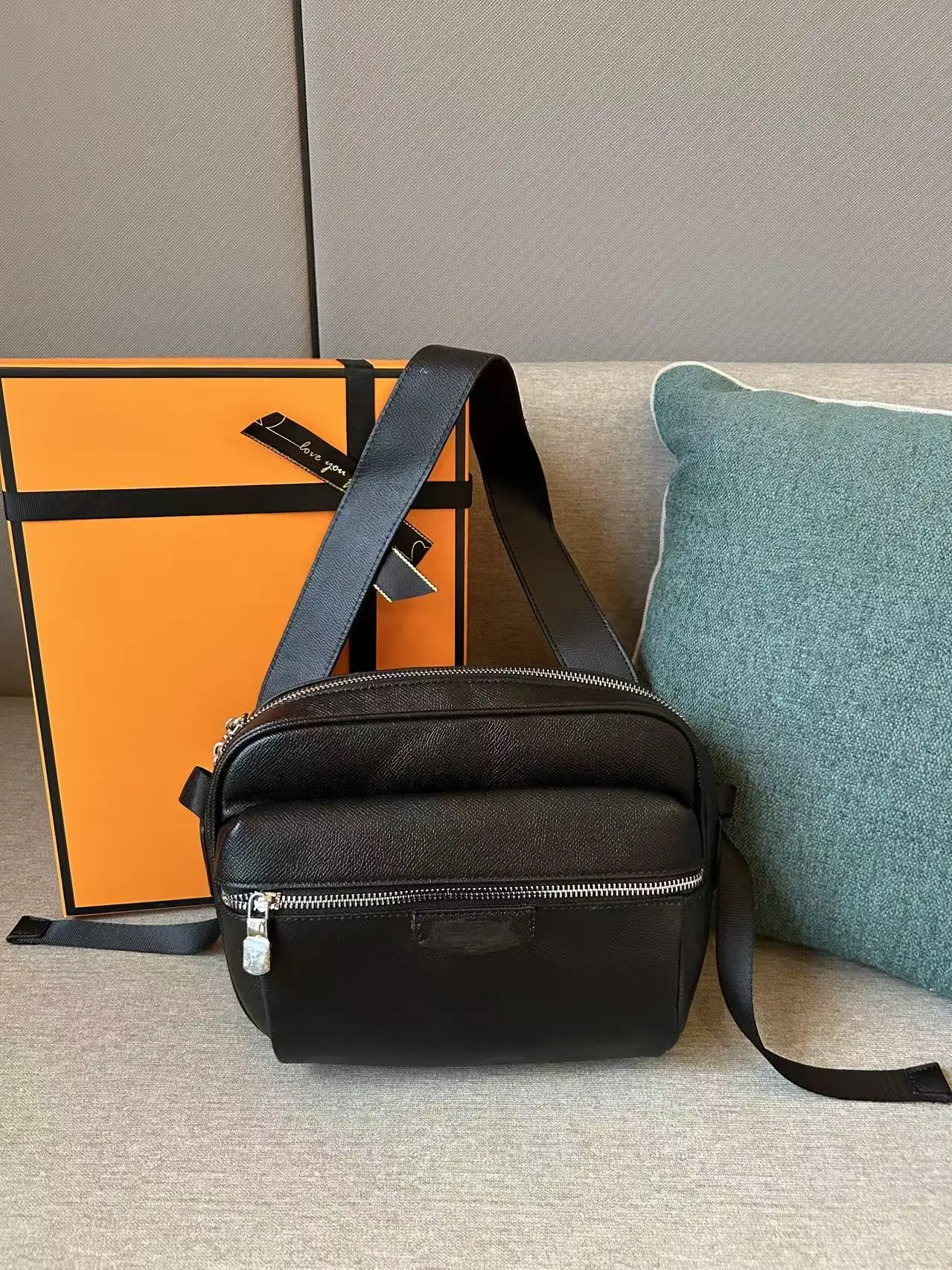 

2025 Luxury Messenger Bag with Original Logo Man Multifunctional Designer Brand Commuter Crossbody Shoulder Bag Adjustable Strap