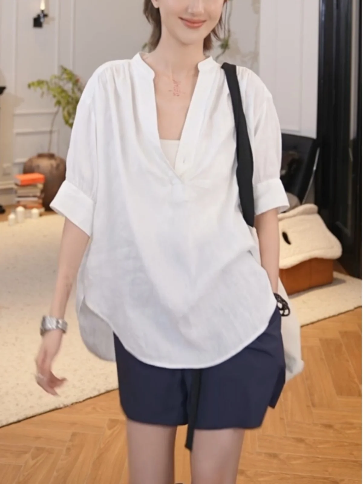 

Белая льняная хлопковая женская летняя легкая простая свободная футболка с v-образным вырезом и пятью четвертью све